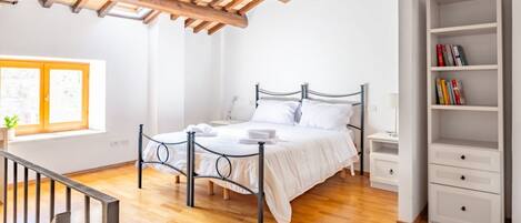 1 bedroom, desk, iron/ironing board, WiFi