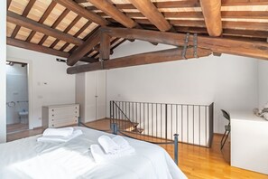 1 habitación, escritorio, tabla de planchar con plancha y wifi 
