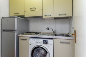 Réfrigérateur, surface de cuisson, bouilloire électrique, grille-pain