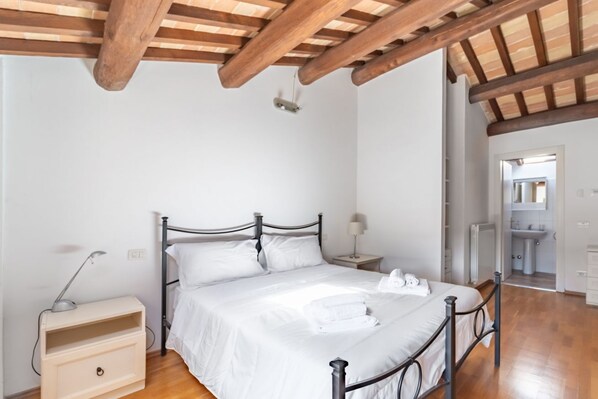 1 chambre, bureau, fer et planche à repasser, Wi-Fi