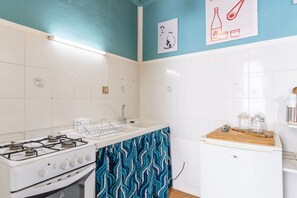 Kühlschrank, Ofen, Herdplatte, Wasserkocher