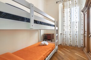 3 bedrooms, iron/ironing board, bed sheets