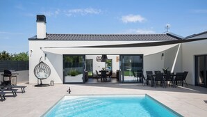 A modern house with a swimming pool, outdoor seating, and a barbecue area. - Villa Frola (Istria - Muntic) (Muntic)