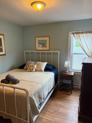 2 bedrooms, WiFi, bed sheets - New to VRBO! Charming 2 bedroom cottage just steps from the beach! (Hampton)