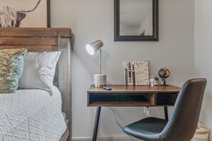 1 bedroom, iron/ironing board, travel crib, WiFi - Gate 9 3 mins-Shop 3 minutes. UAH 5 minutes- Perfect for a Mid term Traveler. (Huntsville)