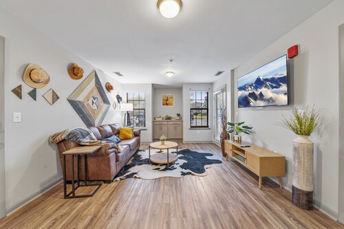 Gate 9 3 mins-Shop 3 minutes. UAH 5 minutes- Perfect for a Mid term Traveler.