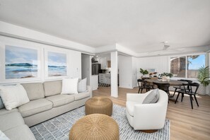Living area - Oceanfront Family-Friendly Newport Beach Duplex (Newport Beach)