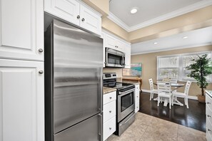 Fridge, microwave, oven, stovetop - Charming home in Corona Del Mar near everything (Corona Del Mar)