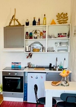Un four, surface de cuisson
