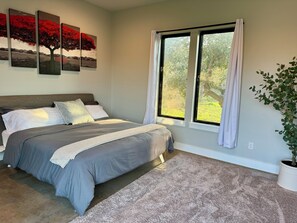 6 bedrooms, desk, iron/ironing board, travel cot