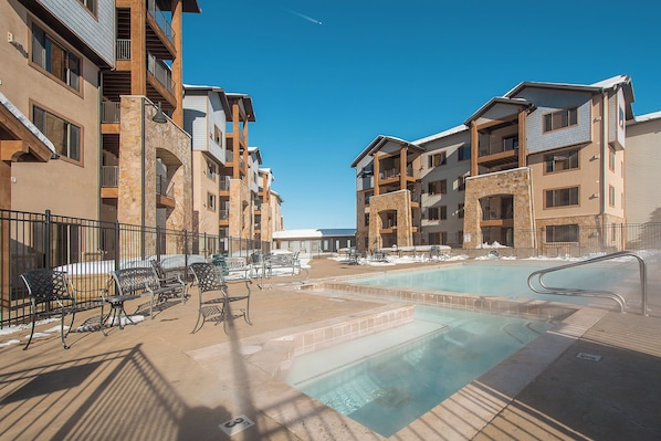 A heated pool - Hotel Room for 2, King Bed, Fireplace and Great Amenities! (Park City)