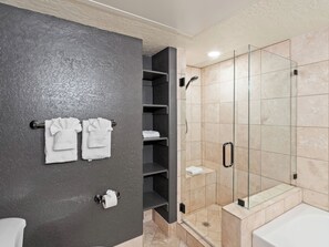Een douche, een bubbelbad, een haardroger, handdoeken