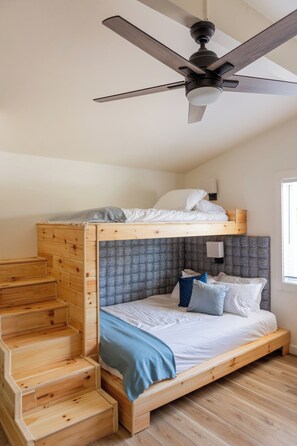 3 chambres, bureau, fer et planche à repasser, lit de bébé portatif