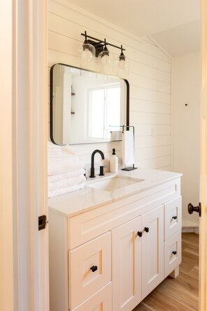 Een douche, een haardroger, handdoeken, zeep