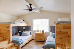 3 slaapkamers, een bureau, een strijkplank/strijkijzer, reisbedje