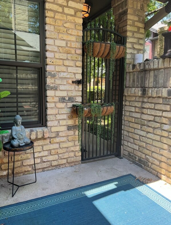 Exterior detail - Quiet, well appointed S. Austin townhome. Close to everything! Min. 60 days.. (Austin)