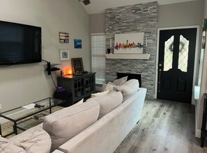 Living area - Quiet, well appointed S. Austin townhome. Close to everything! Min. 60 days.. (Austin)