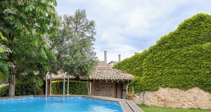 Casa de vacaciones 'La Casona Y Casitas De Tabladillo' con piscina privada, terraza privada y jardín