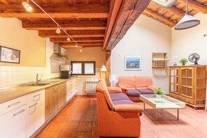 Fernseher, Tischtennisplatte, Stereoanlage