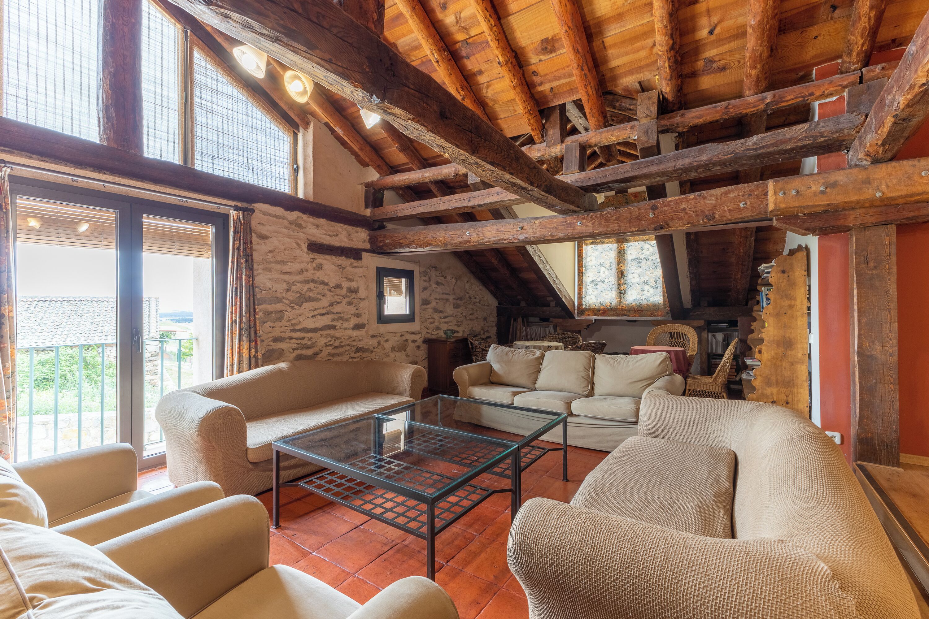 Een televisie, een tafeltennistafel en een stereo