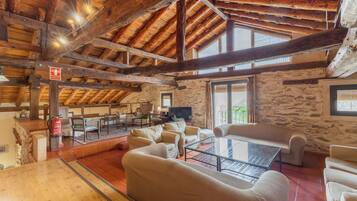 Televisie, een tafeltennistafel en een stereo