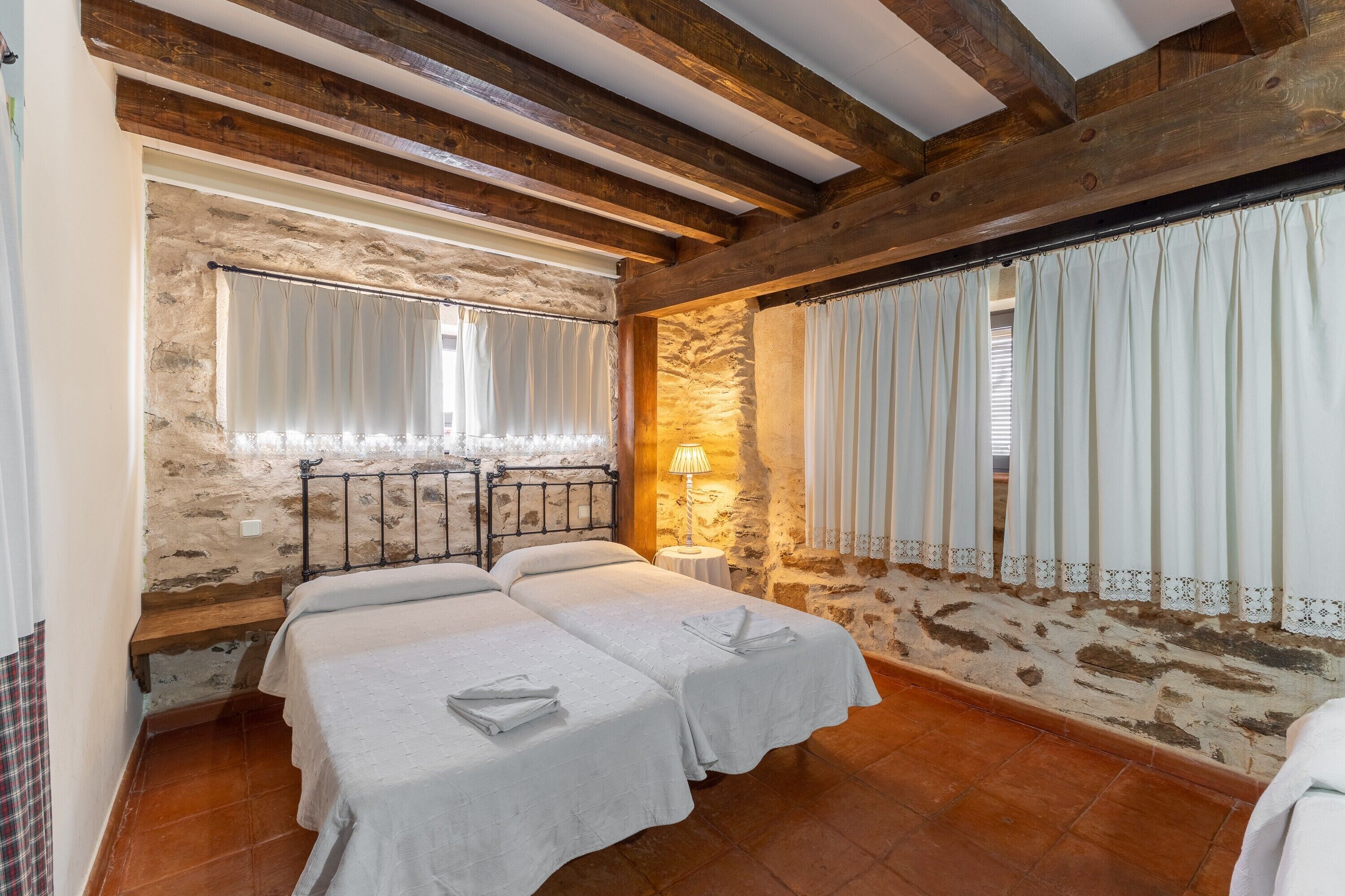 9 chambres, fer et planche à repasser, draps fournis
