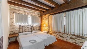 9 chambres, fer et planche Ă repasser, draps fournis