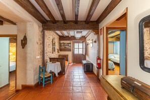 9 habitaciones, tabla de planchar con plancha y ropa de cama 