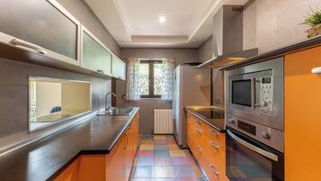 Frigorífic, microones, forn i placa de cuina