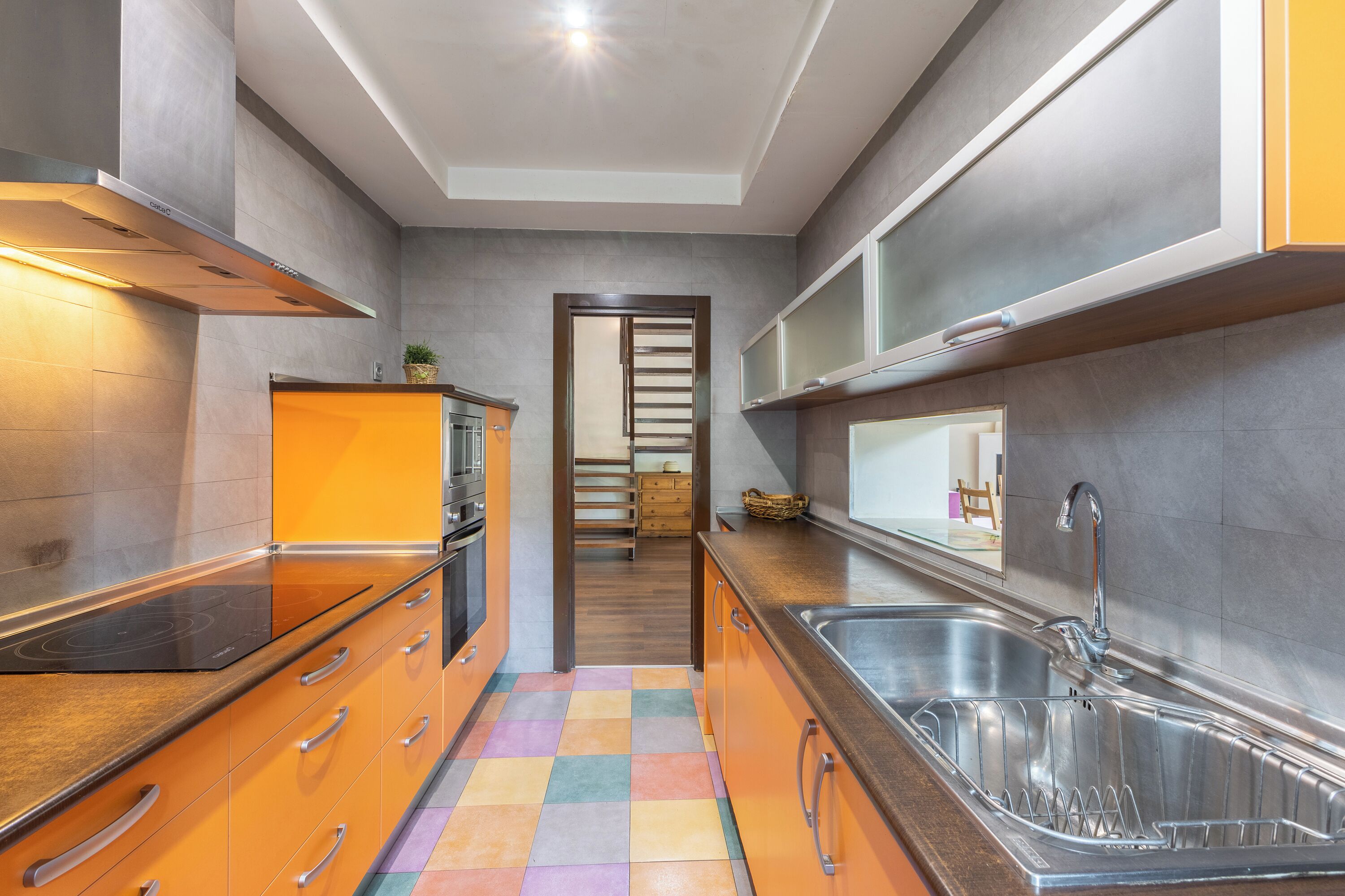 Frigorífico, microondas, horno y placa de cocina