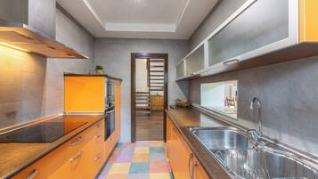 Een koelkast, een magnetron, een oven, een kookplaat