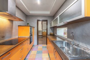 Køleskab, mikrobølgeovn, ovn, kogeplade