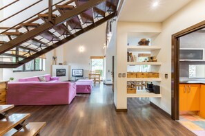 TV, lareira, DVD player, aparelho de som