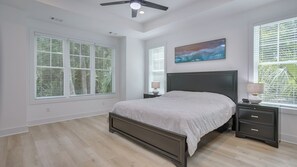 4 室のベッドルーム、デスク、アイロン / アイロン台、WiFi (無料)