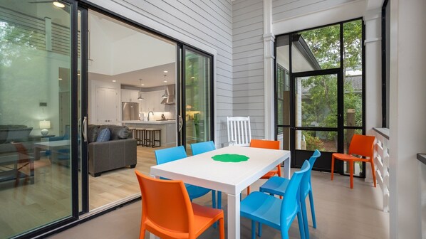 屋外ダイニングエリア