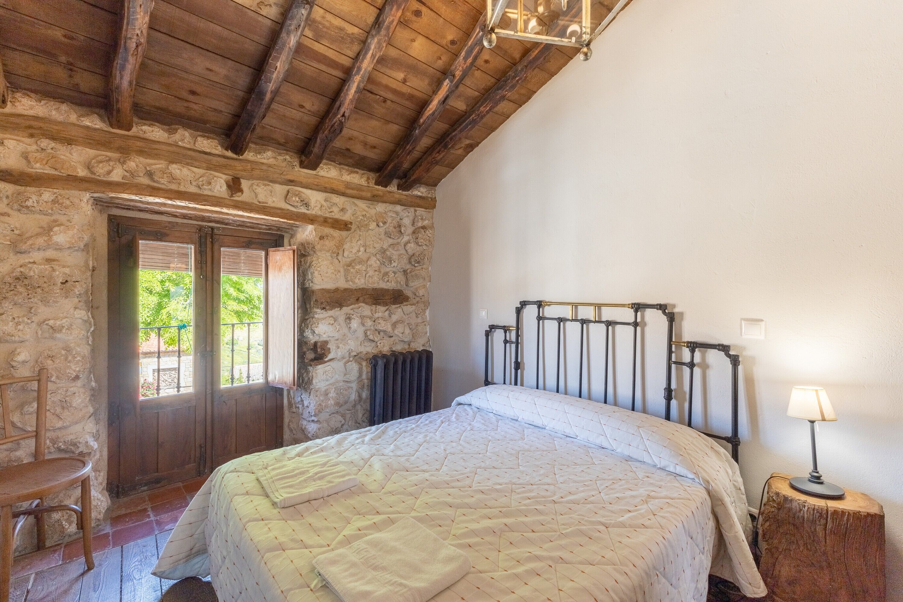 7 habitaciones, tabla de planchar con plancha y ropa de cama 