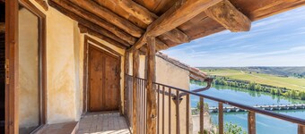 Rural House 'La Botica de Maderuelo' overlooking the reservoir and near Hoces del Duratón