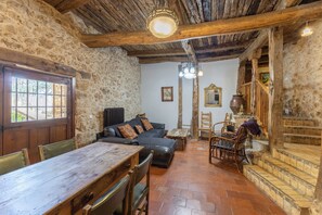 TV, DVD player, stereo - Rural House 'La Botica de Maderuelo' overlooking the reservoir and near Hoces del Duratón (Maderuelo)