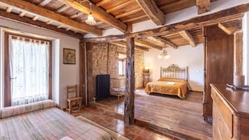 7 bedrooms, iron/ironing board, bed sheets