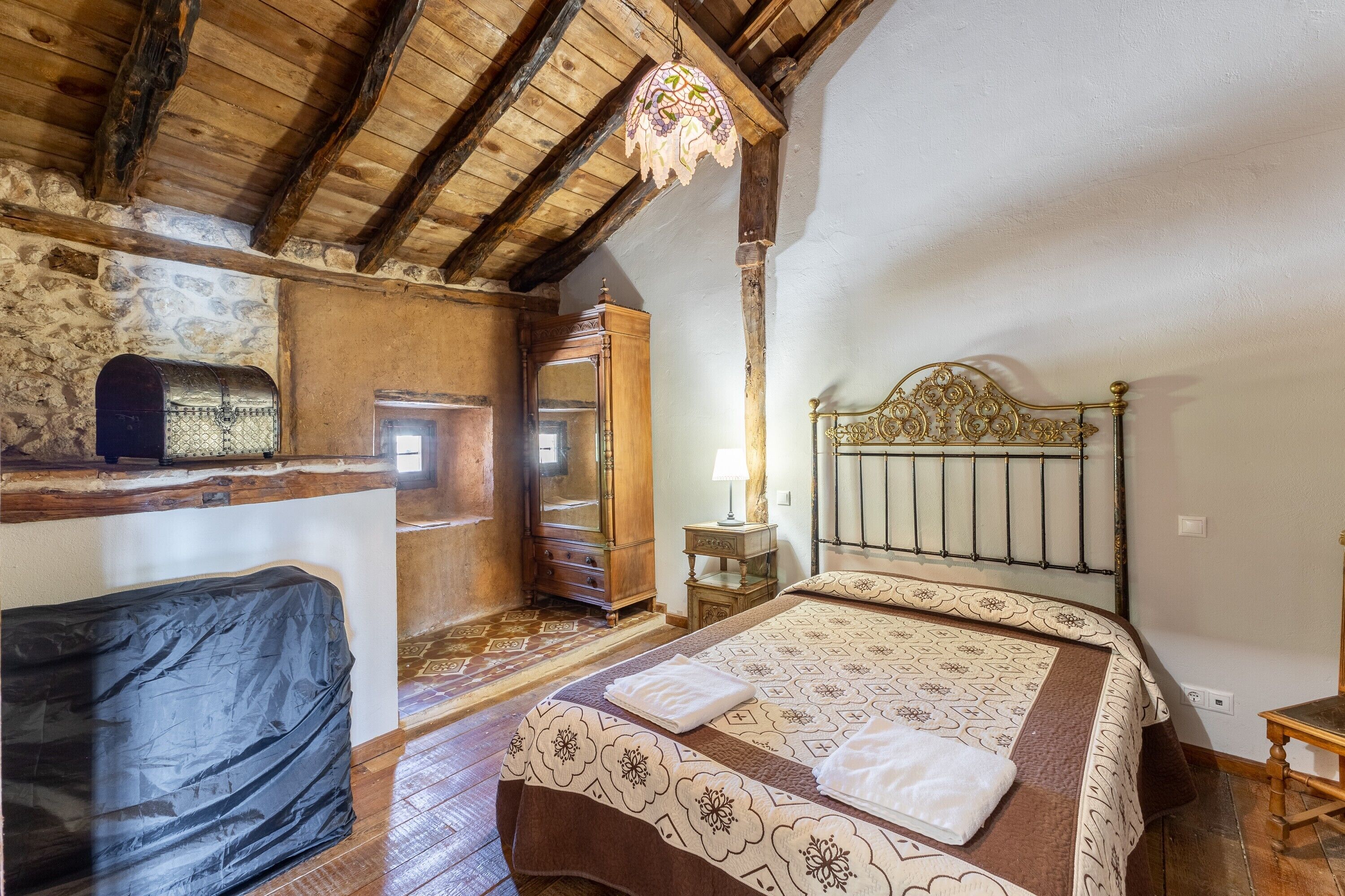 7 bedrooms, iron/ironing board, bed sheets