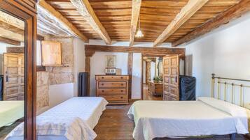 7 dormitorios, tabla de planchar con plancha, ropa de cama