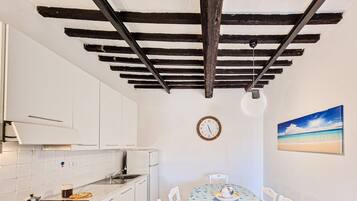 Frigorifero, piano cottura, macchina per tè/caffè, seggiolone