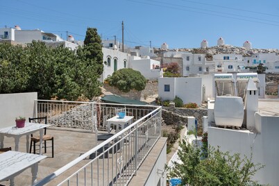 Apartment 'Politimi's Studio N5' with Mountain View, Wi-Fi and Air Conditioning