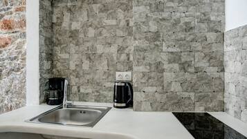 Refrigerador, parrilla de estufa, cafetera y tetera y tetera eléctrica