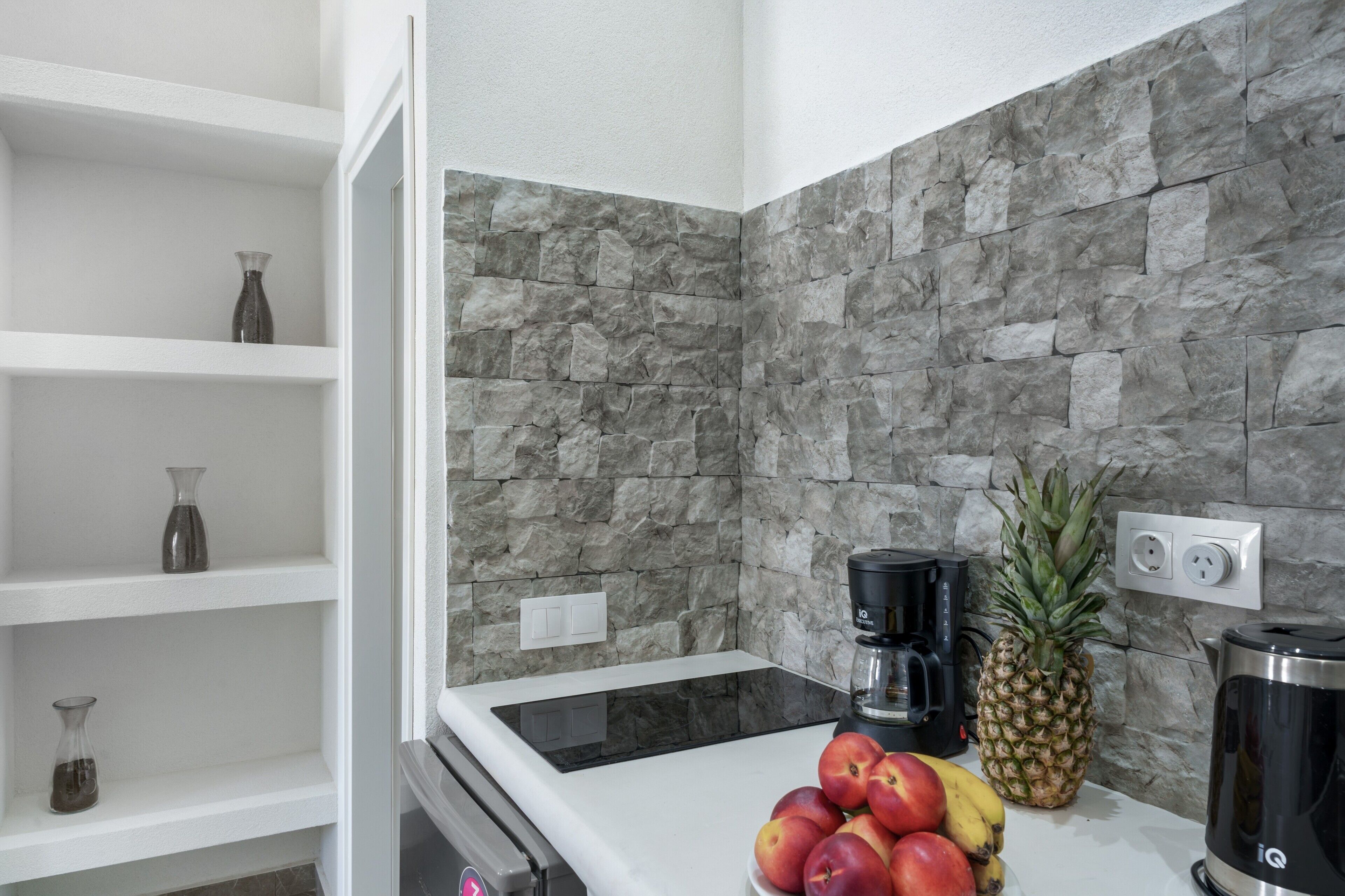 Kühlschrank, Herdplatte, Wasserkocher mit Kaffee-/Teezubehör