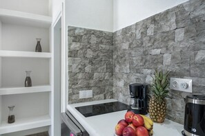 Refrigerador, placa de cocina, cafetera/tetera, tetera/pava eléctrica