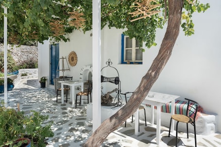 Outdoor dining. Studio Apartment 'Politimi's N3' with Mountain View, Wi-Fi and Air Conditioning