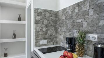 Fridge, stovetop, coffee/tea maker, electric kettle