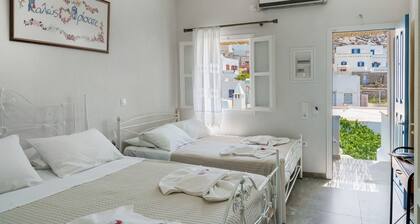 Einzimmerapartment 'Politimi's N3' mit Bergblick, WLAN und Klimaanlage