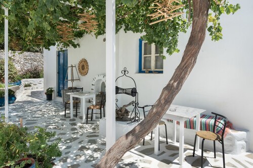 Apartment 'Politimi's Studio N4' with Mountain View, Wi-Fi and Air Conditioning